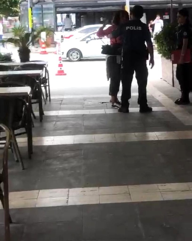 Telefonunun çalındığını öne süren kadın, kendisine yardımcı olmak isteyen polislere hakaretler savurdu