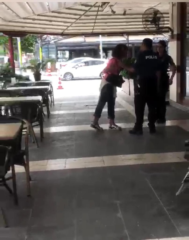 Telefonunun çalındığını öne süren kadın, kendisine yardımcı olmak isteyen polislere hakaretler savurdu
