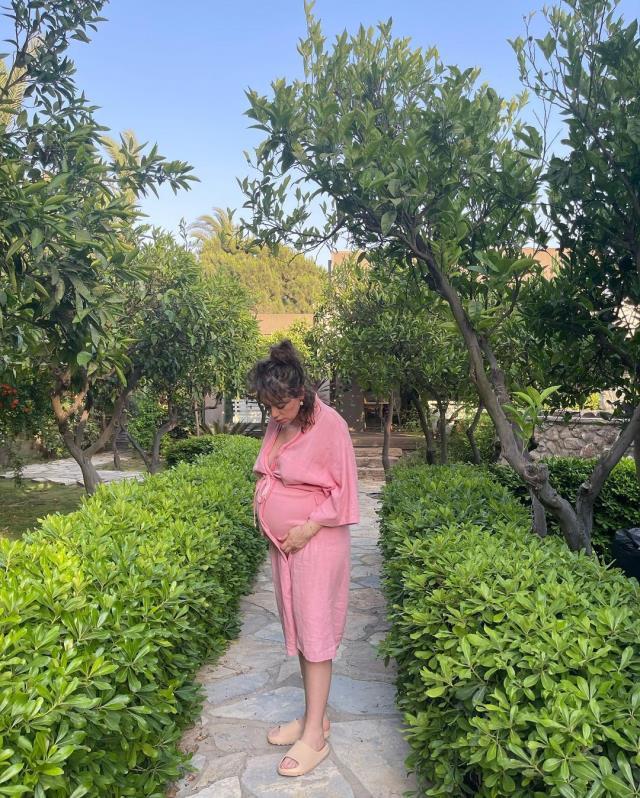 7,5 aylık hamile Demet Evgar, karnı burnunda pozlarını paylaştı