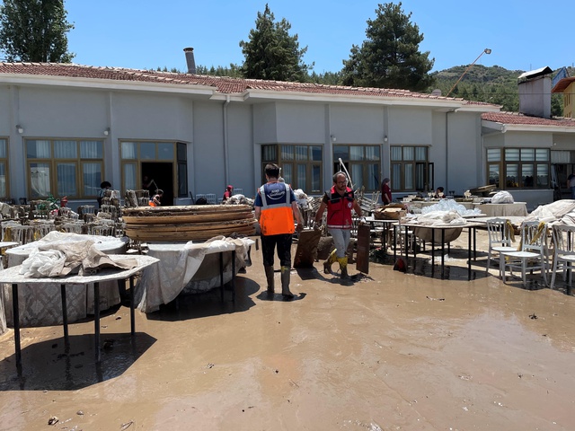 Burdur'daki su basan düğün salonunun işletmecisi yaşadıklarını anlattı Burdur'daki su basan düğün salonunun işletmecisi yaşadıklarını anlattı