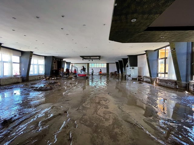 Burdur'daki su basan düğün salonunun işletmecisi yaşadıklarını anlattı Burdur'daki su basan düğün salonunun işletmecisi yaşadıklarını anlattı