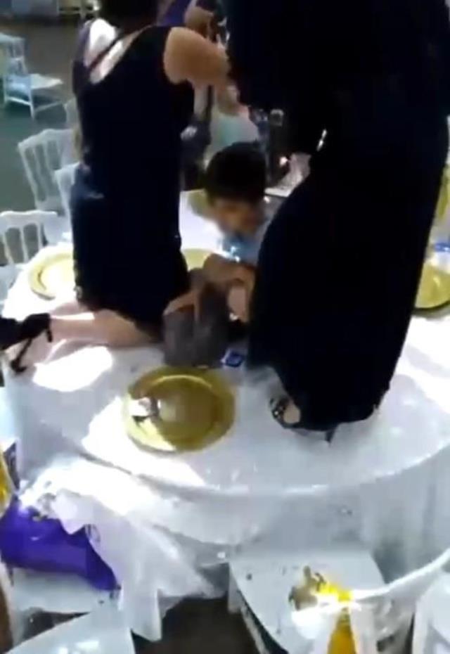 Burdur'daki su basan düğün salonunun işletmecisi yaşadıklarını anlattı Burdur'daki su basan düğün salonunun işletmecisi yaşadıklarını anlattı