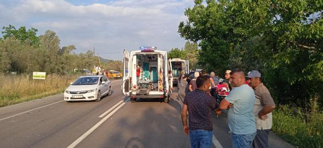 Bursa'da iki otomobil kafa kafaya çarpıştı; 1 ölü, 2 yaralı Bursa'da iki otomobil kafa kafaya çarpıştı; 1 ölü, 2 yaralı
