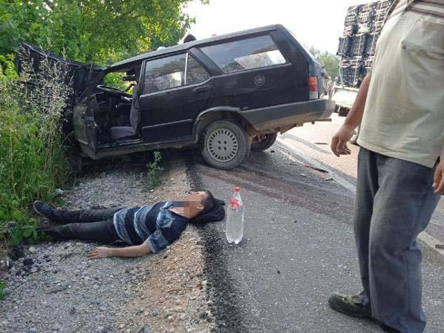 Bursa'da iki otomobil kafa kafaya çarpıştı; 1 ölü, 2 yaralı Bursa'da iki otomobil kafa kafaya çarpıştı; 1 ölü, 2 yaralı