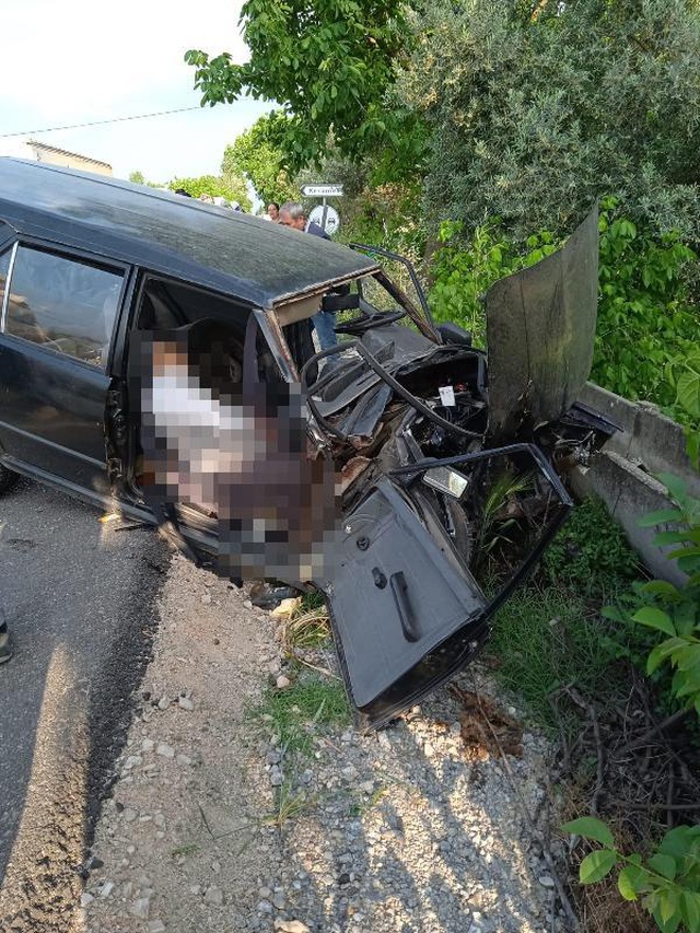 Bursa'da iki otomobil kafa kafaya çarpıştı; 1 ölü, 2 yaralı Bursa'da iki otomobil kafa kafaya çarpıştı; 1 ölü, 2 yaralı