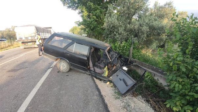 Bursa'da iki otomobil kafa kafaya çarpıştı; 1 ölü, 2 yaralı Bursa'da iki otomobil kafa kafaya çarpıştı; 1 ölü, 2 yaralı