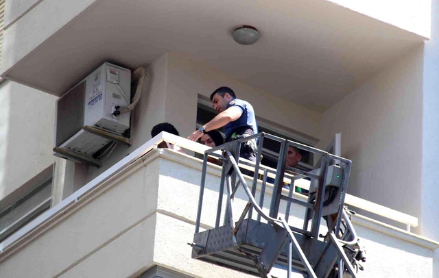 Eşyalarını aşağı atıp, balkonda keyif yaptı, polisi ve itfaiyeyi alarma geçirdi Eşyalarını aşağı atıp, balkonda keyif yaptı, polisi ve itfaiyeyi alarma geçirdi