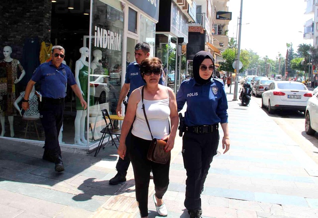 Eşyalarını aşağı atıp, balkonda keyif yaptı, polisi ve itfaiyeyi alarma geçirdi Eşyalarını aşağı atıp, balkonda keyif yaptı, polisi ve itfaiyeyi alarma geçirdi