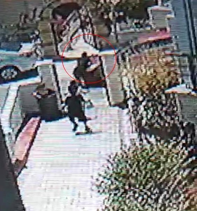 Havlayan köpekten korkup yola fırlayan çocuğa araba çarptı Havlayan köpekten korkup yola fırlayan çocuğa araba çarptı