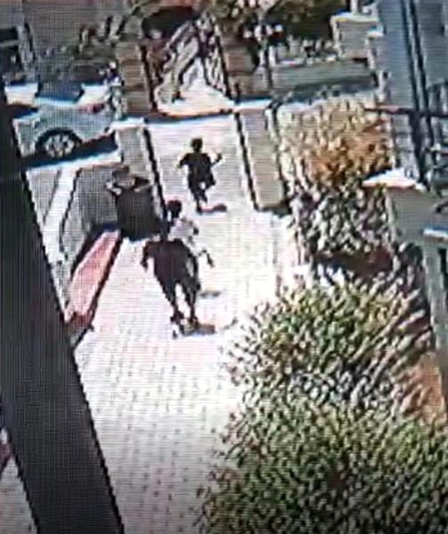 Havlayan köpekten korkup yola fırlayan çocuğa araba çarptı Havlayan köpekten korkup yola fırlayan çocuğa araba çarptı