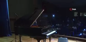 İzmir'de engelsiz sahne: Online eğitim aldılar, konserlerini sahnede verdiler
