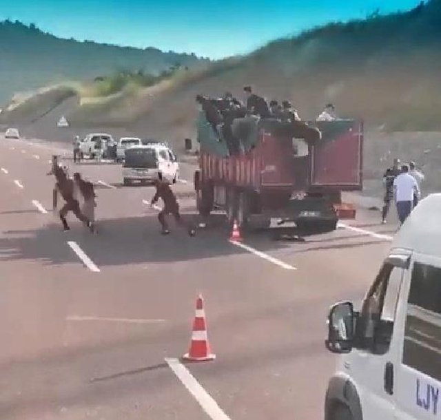 Kaçak göçmenler arıza yapan kamyondan atlayıp, ormana kaçtı