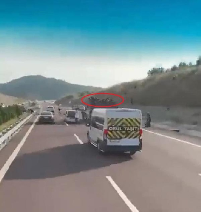 Kaçak göçmenler arıza yapan kamyondan atlayıp, ormana kaçtı