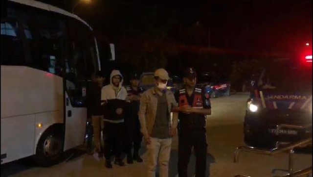 Kaçak göçmenler arıza yapan kamyondan atlayıp, ormana kaçtı
