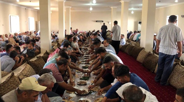 Kan davaları 4 yıl boyunca devam eden iki aşiret, kalabalık barış yemeğinde buluştu