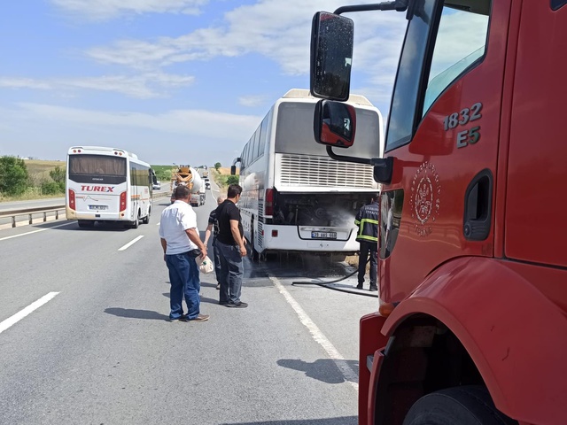 Kırklareli'nde fabrika işçilerini taşıyan otobüste yangın çıktı! Şoförün dikkati faciayı önledi Kırklareli'nde fabrika işçilerini taşıyan otobüste yangın çıktı! Şoförün dikkati faciayı önledi