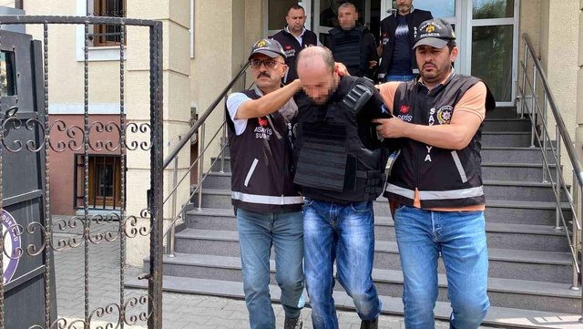 Kuaför Savaş'ı öldüren şahıs, cesedi 150 metre sürükleyip gömdüğünü itiraf etti Kuaför Savaş'ı öldüren şahıs, cesedi 150 metre sürükleyip gömdüğünü itiraf etti