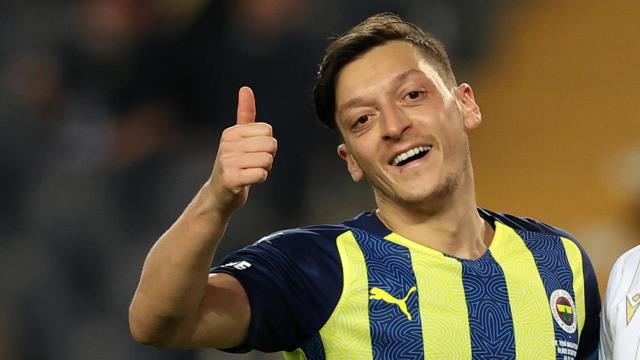 Mesut Özil, Fenerbahçe'ye rest çekti! Sözleşmesindeki maddeyi yürürlüğe sokuyor Mesut Özil, Fenerbahçe'ye rest çekti! Sözleşmesindeki maddeyi yürürlüğe sokuyor