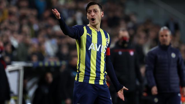 Mesut Özil, Fenerbahçe'ye rest çekti! Sözleşmesindeki maddeyi yürürlüğe sokuyor Mesut Özil, Fenerbahçe'ye rest çekti! Sözleşmesindeki maddeyi yürürlüğe sokuyor