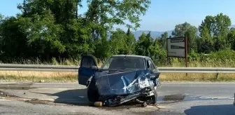 İki otomobilin kafa kafaya çarpıştığı kaza kamerada