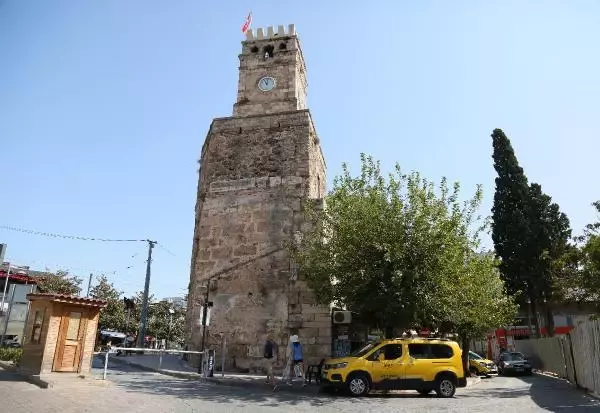 Restorasyon sırasında ortaya çıktı! Tarihi Saat Kulesi'nin orijinal saatini çalıp plastiğini takmışlar