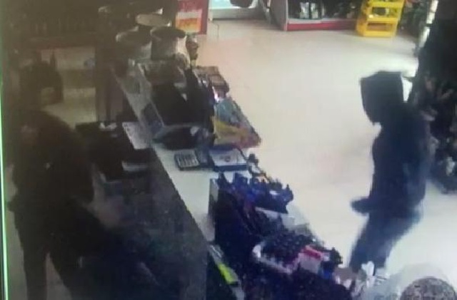 600 bin liralık soygun kamerada! Tekel sahibi durumu sabah dükkanı açtığında fark etti 600 bin liralık soygun kamerada! Tekel sahibi durumu sabah dükkanı açtığında fark etti