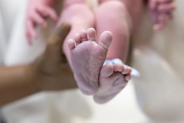 Ünlü doktor, Hande Soral'ın 16 saat süren doğum fotoğraflarını paylaştı