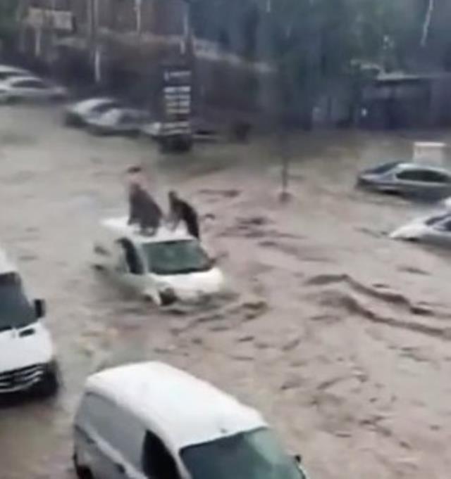 Ankara'da sağanak yağış nedeniyle yollar göle döndü! Mahsur kalanlar iş makinesiyle kurtarıldı Ankara'da sağanak yağış nedeniyle yollar göle döndü! Mahsur kalanlar iş makinesiyle kurtarıldı
