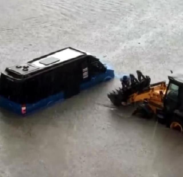 Ankara'da sağanak yağış nedeniyle yollar göle döndü! Mahsur kalanlar iş makinesiyle kurtarıldı Ankara'da sağanak yağış nedeniyle yollar göle döndü! Mahsur kalanlar iş makinesiyle kurtarıldı
