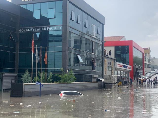 Ankara'da sağanak yağış nedeniyle yollar göle döndü! Bir iş yerinden 5 yaralı çıkarıldı, tahliyeler devam ediyor Ankara'da sağanak yağış nedeniyle yollar göle döndü! Bir iş yerinden 5 yaralı çıkarıldı, tahliyeler devam ediyor