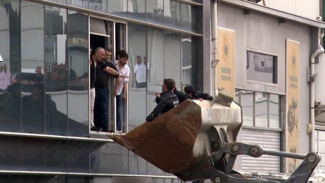 Ankara'da sağanak yağış nedeniyle yollar göle döndü! Bir iş yerinden 5 yaralı çıkarıldı, tahliyeler devam ediyor Ankara'da sağanak yağış nedeniyle yollar göle döndü! Bir iş yerinden 5 yaralı çıkarıldı, tahliyeler devam ediyor