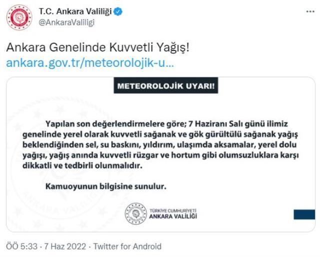 Başkent'teki selden yüzerek kaçtı