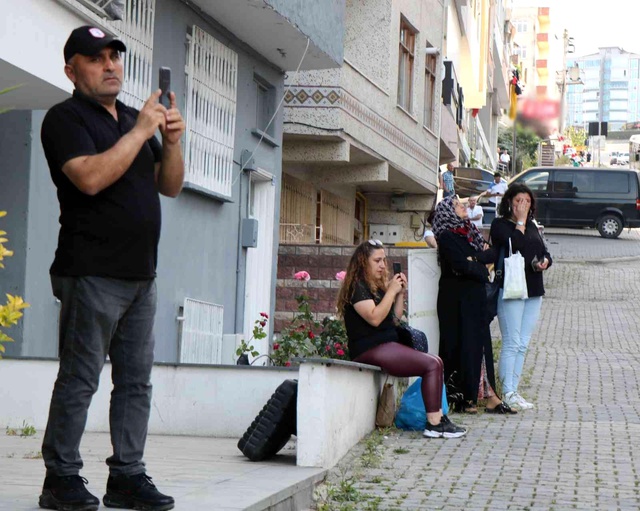 Dolandırıldığını iddia edip 15 katlı binada intihara kalkıştı! Çevredekiler canlı yayın yarışına girdi Dolandırıldığını iddia edip 15 katlı binada intihara kalkıştı! Çevredekiler canlı yayın yarışına girdi