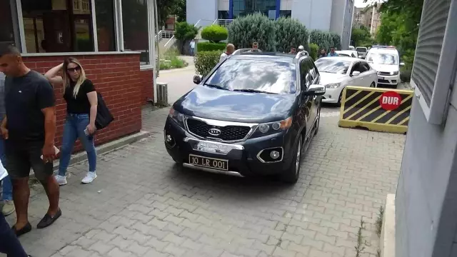 Makamında saldırıya uğrayan Edremit Belediye Başkanı'nın burnu kırıldı Makamında saldırıya uğrayan Edremit Belediye Başkanı'nın burnu kırıldı