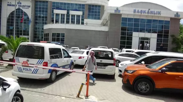 Makamında saldırıya uğrayan Edremit Belediye Başkanı'nın burnu kırıldı Makamında saldırıya uğrayan Edremit Belediye Başkanı'nın burnu kırıldı