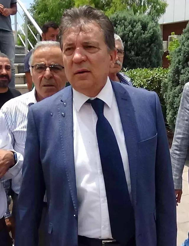 Makamında saldırıya uğrayan Edremit Belediye Başkanı'nın burnu kırıldı Makamında saldırıya uğrayan Edremit Belediye Başkanı'nın burnu kırıldı