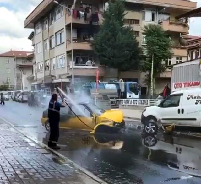 El freniyle dönmeye çalışan sürücü kaza yaptı! Araç alev alınca olay yerinden kaçtı El freniyle dönmeye çalışan sürücü kaza yaptı! Araç alev alınca olay yerinden kaçtı
