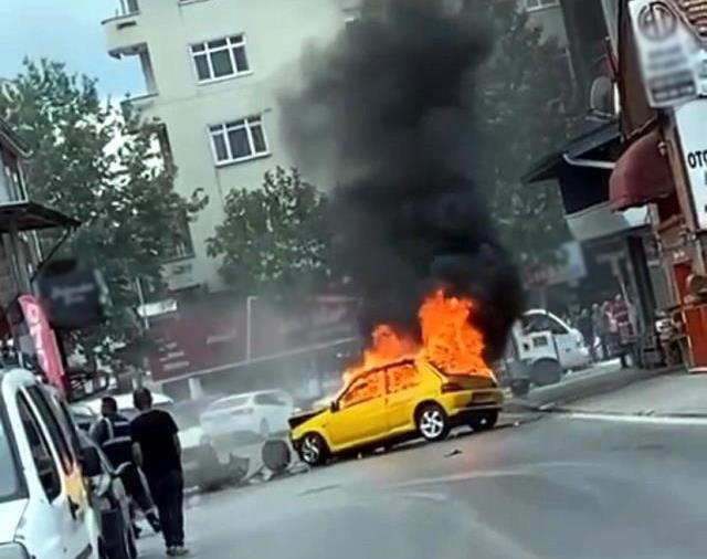 El freniyle dönmeye çalışan sürücü kaza yaptı! Araç alev alınca olay yerinden kaçtı El freniyle dönmeye çalışan sürücü kaza yaptı! Araç alev alınca olay yerinden kaçtı