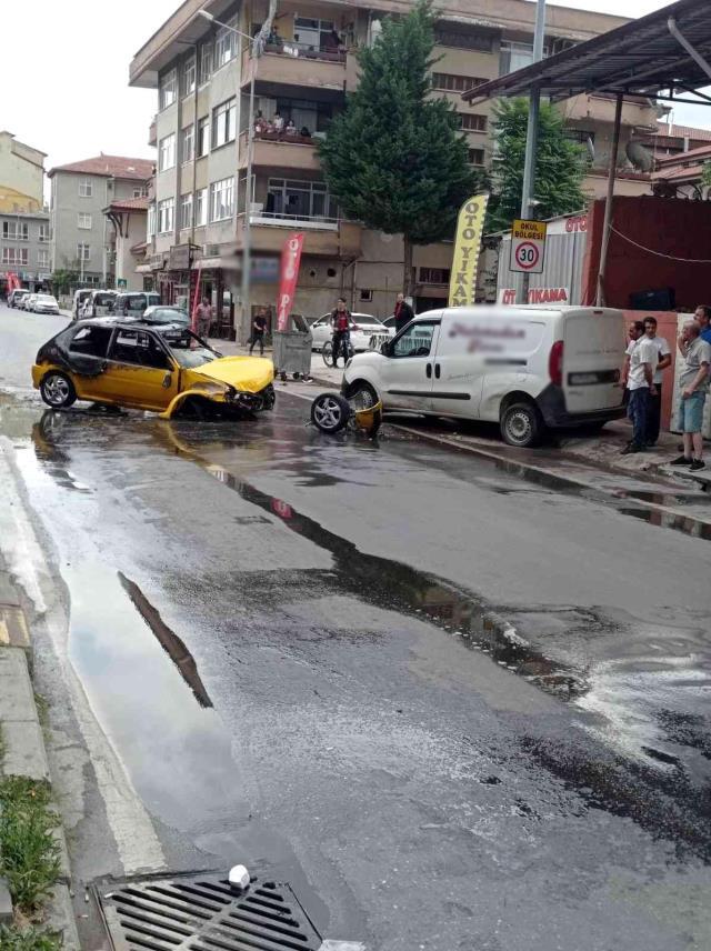El freniyle dönmeye çalışan sürücü kaza yaptı! Araç alev alınca olay yerinden kaçtı El freniyle dönmeye çalışan sürücü kaza yaptı! Araç alev alınca olay yerinden kaçtı