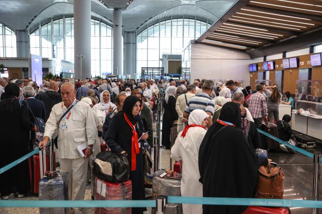 Hasret bitti! İlk hac kafilesi İstanbul Havalimanı'ndan gözyaşları ve dualarla uğurlandı Hasret bitti! İlk hac kafilesi İstanbul Havalimanı'ndan gözyaşları ve dualarla uğurlandı