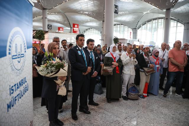 Hasret bitti! İlk hac kafilesi İstanbul Havalimanı'ndan gözyaşları ve dualarla uğurlandı Hasret bitti! İlk hac kafilesi İstanbul Havalimanı'ndan gözyaşları ve dualarla uğurlandı