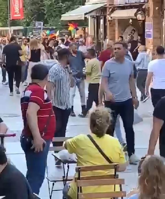 Kadıköy'de satırlı adam paniği! Yoldan geçenlere tehditler savurup küfür etti