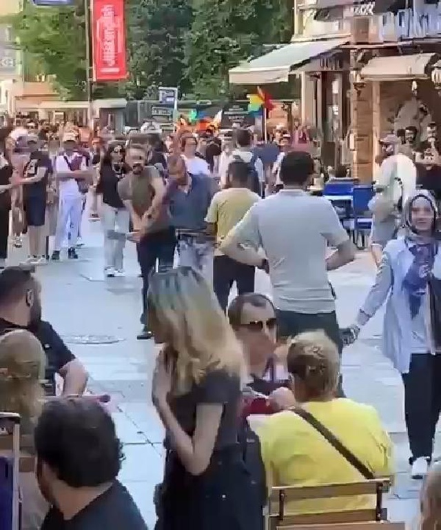 Kadıköy'de satırlı adam paniği! Yoldan geçenlere tehditler savurup küfür etti