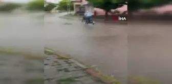 Kayseri'de şiddetli yağış hayatı olumsuz etkiledi, araçlar yolda kaldı