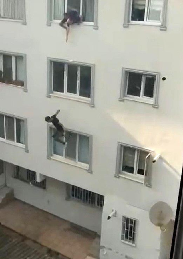 Polisten kaçmak için çatıya çıkan şüpheli, beton zemine böyle çakıldı Polisten kaçmak için çatıya çıkan şüpheli, beton zemine böyle çakıldı