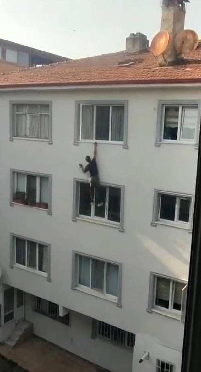 Polisten kaçmak için çatıya çıkan şüpheli, beton zemine böyle çakıldı Polisten kaçmak için çatıya çıkan şüpheli, beton zemine böyle çakıldı