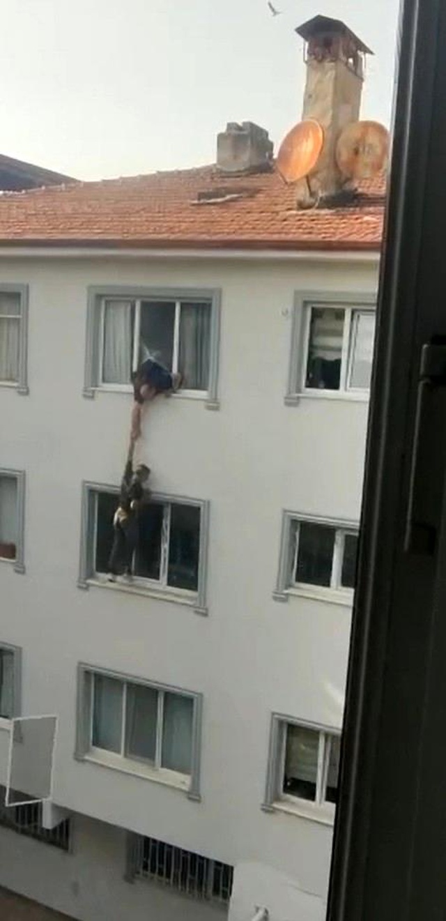 Polisten kaçmak için çatıya çıkan şüpheli, beton zemine böyle çakıldı Polisten kaçmak için çatıya çıkan şüpheli, beton zemine böyle çakıldı