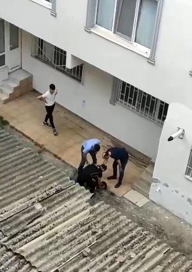 Polisten kaçmak için çatıya çıkan şüpheli, beton zemine böyle çakıldı Polisten kaçmak için çatıya çıkan şüpheli, beton zemine böyle çakıldı