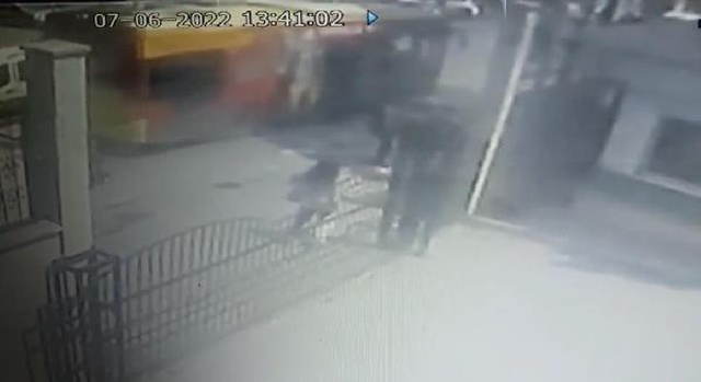 İETT otobüsü şoförü, 2 çocuğu çarptıktan sonra kaçtı İETT otobüsü şoförü, 2 çocuğu çarptıktan sonra kaçtı