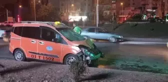 Taksi ile motosikletin çarpışması sonucu 2 kişi yaralandı